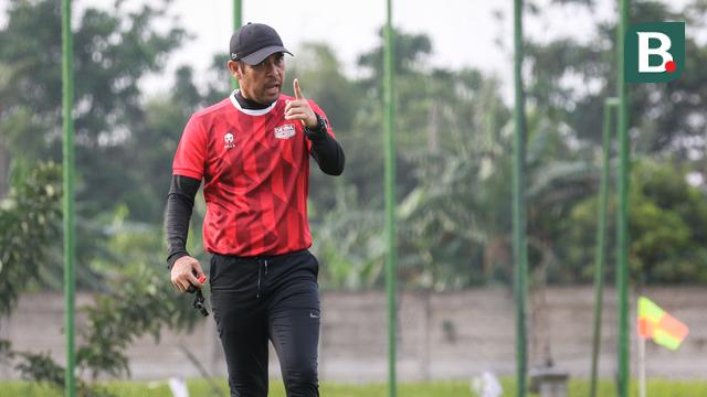 Foto: Tegas! Gaya Nil Maizar Pimpin Latihan Perdana Dewa United di Tengah Bulan Ramadhan