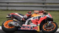 Pembalap Repsol Honda, Marc Marquez jadi yang tercepat pada latihan bebas kedua MotoGP Argentina 2018. (Juan MABROMATA / AFP)