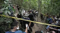 Sejumlah wartawan saat meliput di lokasi kuburan massal di Wang Burma, dekat perbatasan Malaysia-Thailand, (26/5/2015). 139 kuburan massal yang berisi kerangka orang ditemukan.  (AFP PHOTO/MOHD RASFAN)