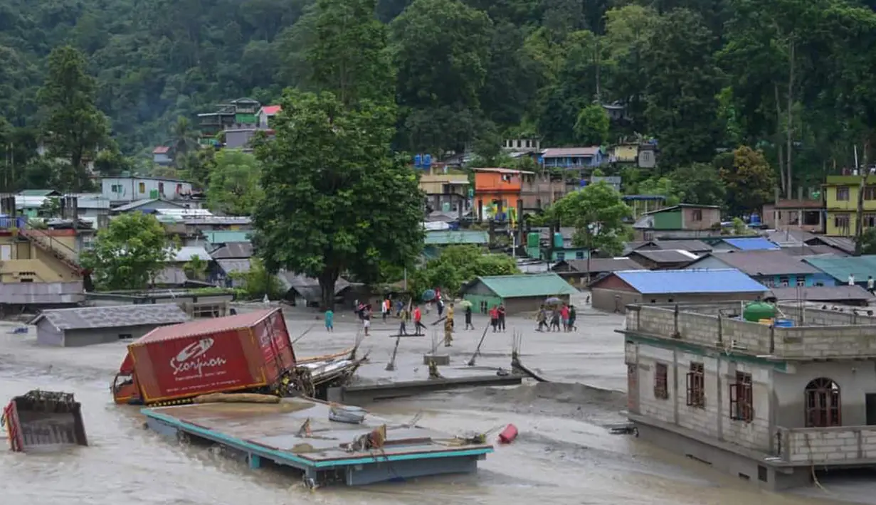 Banjir juga diperparah dengan jebolnya beberapa bagian dari sebuah bendungan. (AP Photo/Prakash Adhikari)