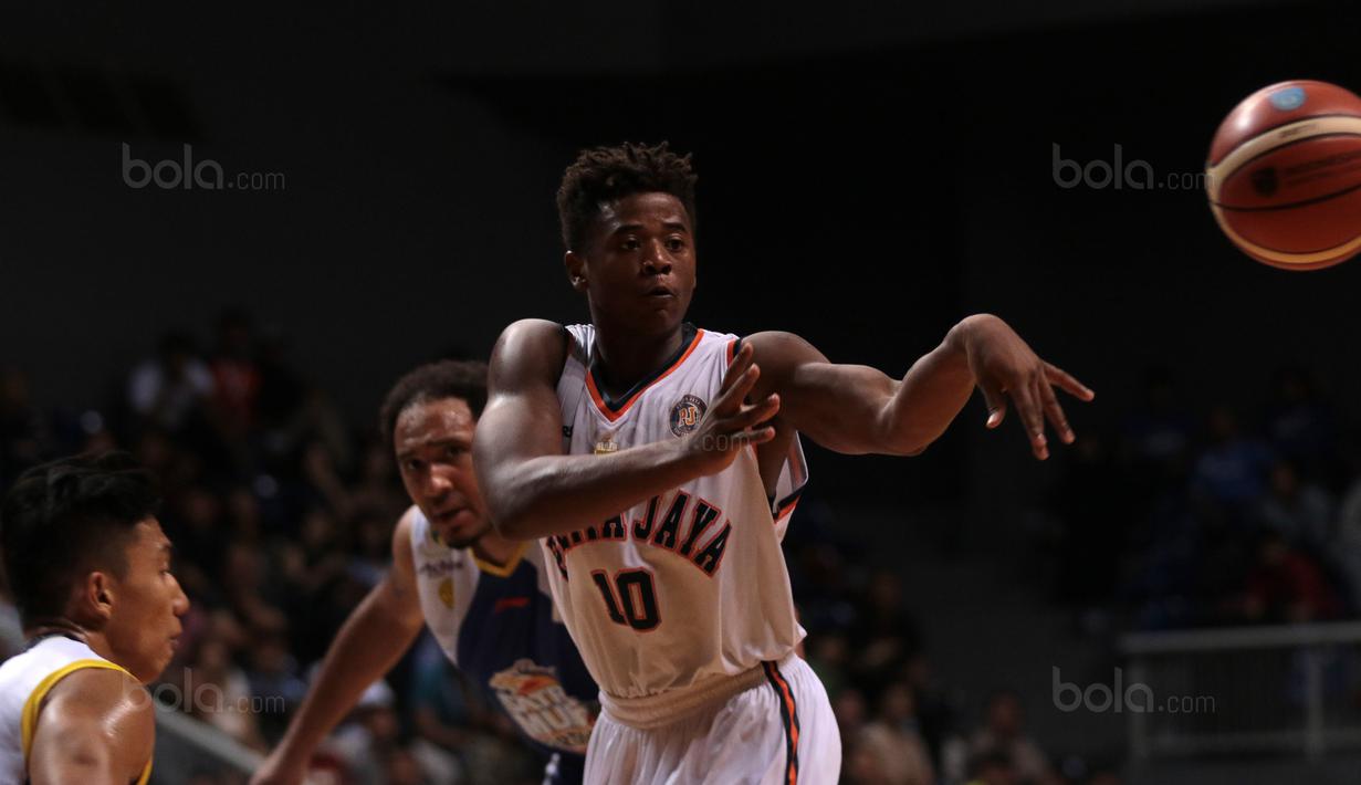 Wayne Bradford Lyndon memberikan umpan kepada rekan setimnya saat Satria Muda pada laga Perbasi Cup 2017 di Sports Mall, Kelapa Gading, Jakarta, (10/11/2017). Pelita Jaya menang 82-77.  (Bola.com/Nick Hanoatubun)