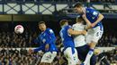 Pemain Everton, Michael Keane, menyundul bola saat melawan Tottenham Hotspur pada laga Liga Inggris di Stadion Goodison Park, Selasa (4/4/2023). Dengan tambahan satu poin, Spurs berhasil mengkudeta posisi Manchester United di peringkat empat klasemen sementara. (AP Photo/Jon Super)