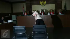 Mantan Gubernur Banten Ratu Atut Chosiyah jelang menjalani sidang perdana di Pengadilan Tipikor, Jakarta, Rabu (8/3). Agenda sidang tersebut adalah pembacaan dakwaan dari jaksa penuntut umum. (Liputan6.com/Helmi Afandi)