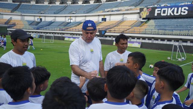 Pelatih Persib Bandung, Bojan Hodak, memimpin coaching clinic