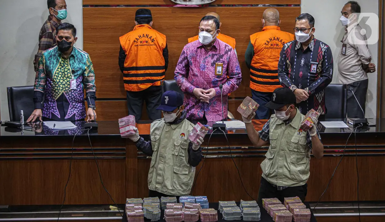 Petugas menunjukan barang bukti hasil Operasi Tangkap Tangan (OTT) tersangka Walikota Rahmat Effendi dengan sejumlah tersangka di Gedung KPK, Jakarta, Kamis (6/1/2022). Rahmat Effendi menerima uang tersebut dari pengadaan barang dan jasa serta lelang jabatan. (Liputan6.com/Faizal Fanani)