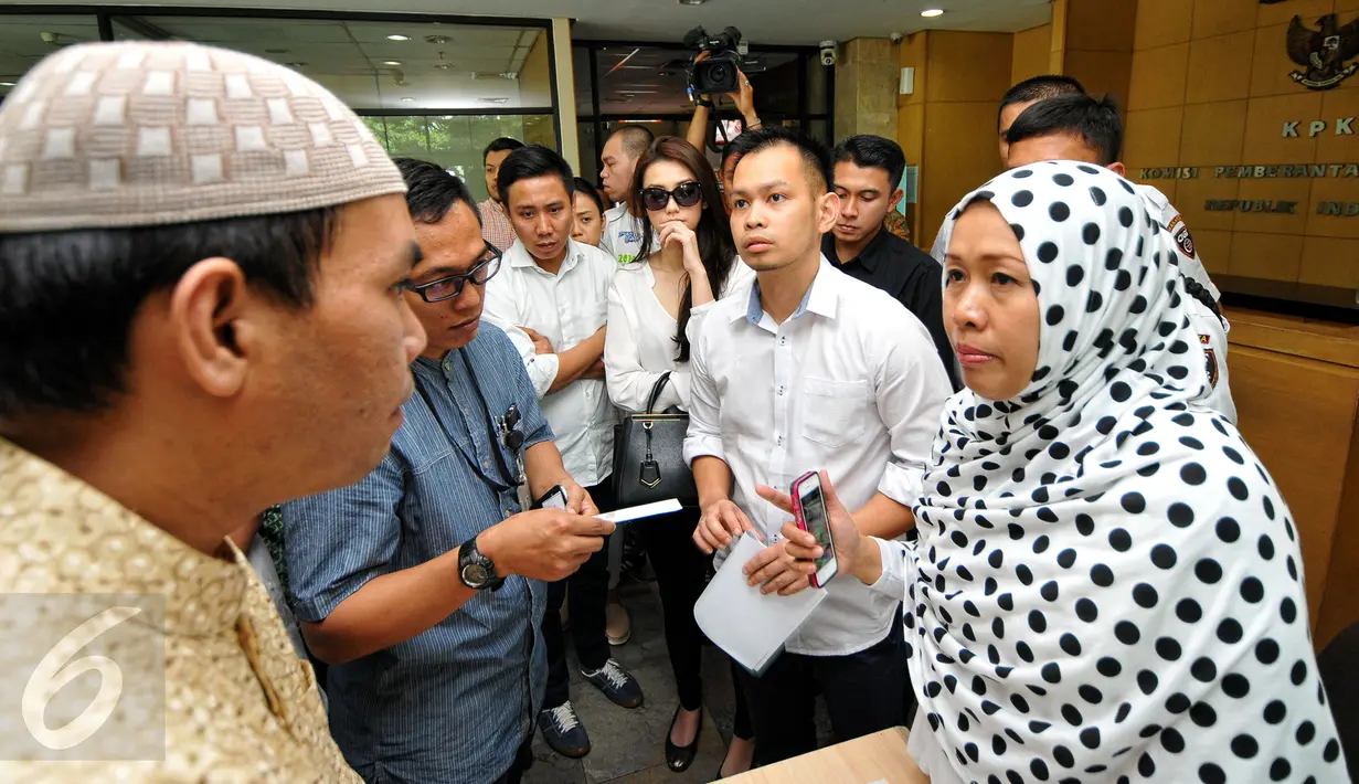 Velove Vexia (berkaca mata) bersama beberapa kerabatnya menyambangi gedung KPK Jakarta untuk dapat mengunjungi ayahnya, OC Kaligis yang ditahan di Rutan Guntur Jakarta, Jumat (17/7/2015). (Liputan6.com/Yoppy Renato)