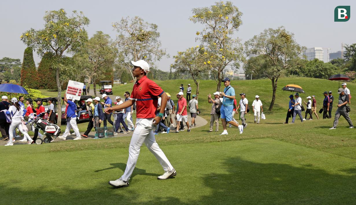Naraajie Emerald Ramadhan Putra usai melakukan pukulan di Hole Ketiga pada putaran final turnamen golf profesional BRI Indonesia Open 2019 di Lapangan Golf Pondok Indah Jakarta, Minggu (1/9/2019). (Bola.com/Peksi Cahyo)