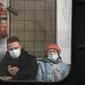 Penumpang yang mengenakan masker untuk melindungi diri dari virus corona naik kereta bawah tanah di Moskow, Rusia, Kamis (18/11/2021). Rusia telah mencatat jumlah kasus harian yang lebih tinggi sejak akhir Oktober. (AP Photo/Alexander Zemlanichenko)
