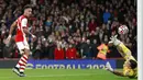 Penyerang Arsenal, Pierre-Emerick Aubameyang saat mencetak gol ke gawang Aston Villa pada pertandingan lanjutan Liga Inggris di i stadion Emirates di London, Sabtu (23/10/2021). Arsenal menang atas Aston Villa dengan skor 3-1. (AP Photo/Ian Walton)