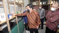 Menteri BUMN Erick Thohir (kiri), Menteri Koperasi dan UKM Teten Masduki (kanan), Direktur Utama BNI Royke Tumilaar (tengah) dan pelaku UMKM saat meninjau BNI Xpora di Gedung Smesco Indonesia, Jakarta, Jumat (03/09/2021). (Liputan6.com/HO/BNI)