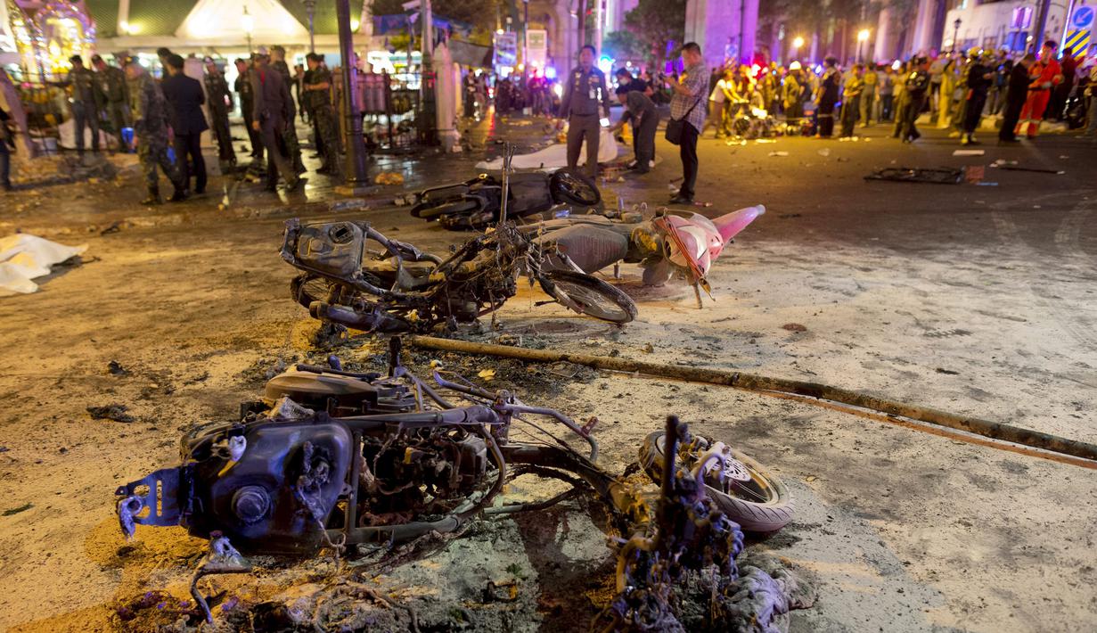 Puing-puing sepeda motor berserakan di jalan usai terkena ledakan bom motor di luar Kuil Erawan di pusat kota Bangkok, Thailand, Senin (17/8/2015). Bom motor tersebut diketahui telah menewaskan sekitar 27 warga. (REUTERS/Athit Perawongmetha)