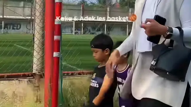 Paula Verhoeven bersama keduanya anaknya. [@paula_verhoeven]