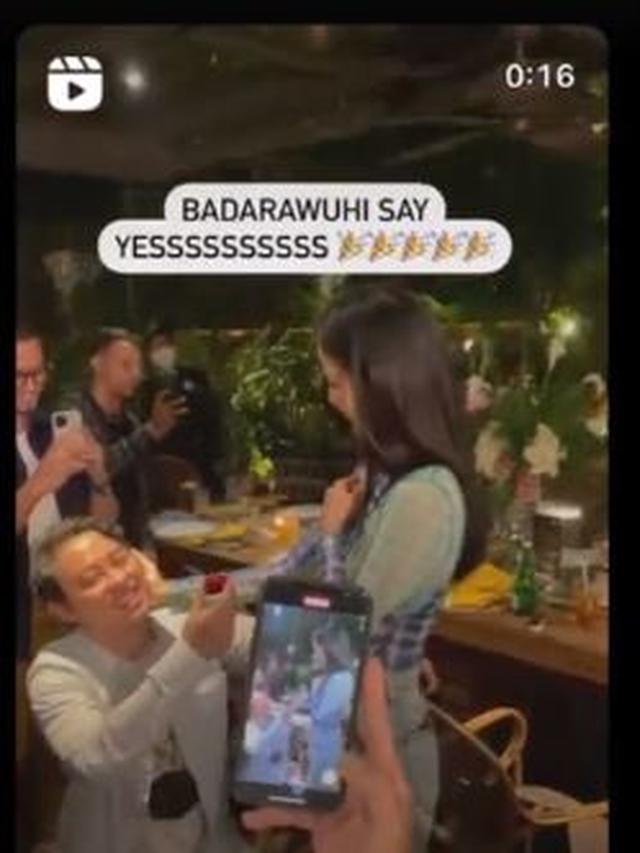 6 Momen Aulia Sarah Pemeran Badarawuhi 'KKN di Desa Penari' Dilamar Kekasih, Romantis