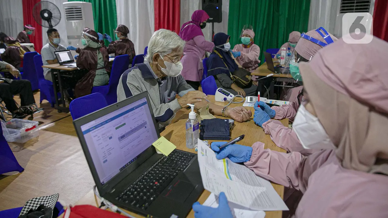 Pemberian Vaksin Massal untuk Warga Lansia Non KTP DKI