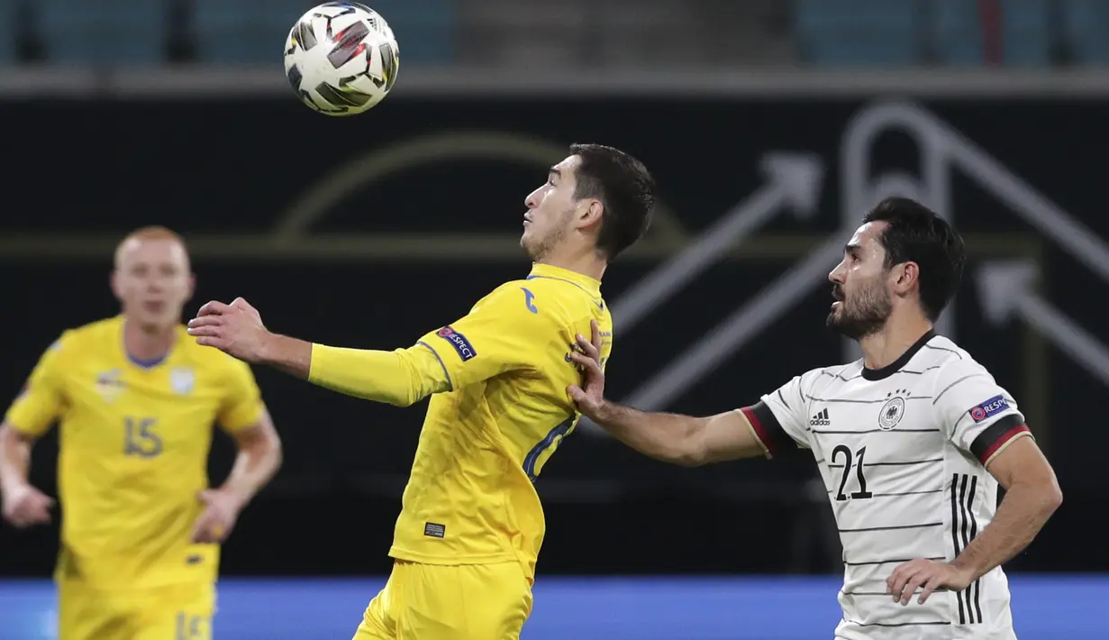 Gelandang Ukraina Taras Stepanenko dan gelandang Jerman Ilkay Gundogan berebut bola pada babak penyisihan Liga A Grup 4 UEFA Nations League di Red Bull Arena, Leipzig, Minggu (15/11/2020) dinihari WIB. Tertinggal lebih dulu, Jerman mengakhiri laga dengan kemenangan 3-1. (AP Photo/Michael Sohn)