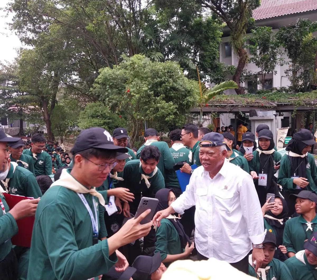 Tak hanya nanti, Basuki juga bercerita pengalamannya saat pembayaran tol beralih dari tunai ke non tunai. Bahkan, dia mengaku masih belum menggunakan pembayaran via kartu.&nbsp;