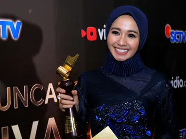 Laudya Cynthia Bella mendapat penghargaan sebagai Pemeran Utama Wanita Terpuji FFB 2015 dalam film berjudul Surga Yang Tak Dirindukan, Bandung, Sabtu (13/9/2015). (Liputan6.com/Faisal R Syam)