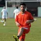 Pesepakbola Persija asal Argentina, Alan Aciar melakukan pemanasan dan mengikuti latihan bersama di Markas Yon Zikon 14, Jakarta, Senin (24/8/2015). Persija kembali berlatih untuk menghadapi turnamen Piala Presiden 2015. (Liputan6.com/Helmi Fithriansyah)