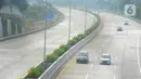 Sejumlah kendaraan melintasi tol Limo Utama  pada ruas Jalan Tol Serpong-Cinere Seksi 2 Pamulang-Cinere di Limo, Depok, Jumat (22/12/2023). (merdeka.com/Arie Basuki)