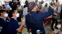 Sandiaga selfSandiaga foto bersama kelompok tani cemilan kripik sayur Dewi Sambi Tebing Breksi. (Istimewa)ie bersama kelompok tani cemilan kripik sayur Dewi Sambi Tebing Breksi. (Istimewa)