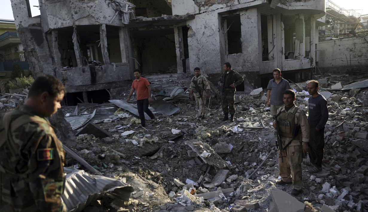 Personel keamanan Afghanistan memeriksa sebuah bangunan yang rusak setelah serangan bom di Kabul, Afghanistan, Rabu (4/8/2021). Ledakan bom mobil yang disusul dengan tembakan sporadis menghantam Kabul, Afghanistan, pada Selasa (3/8) malam. (AP Photo/Rahmat Gul)