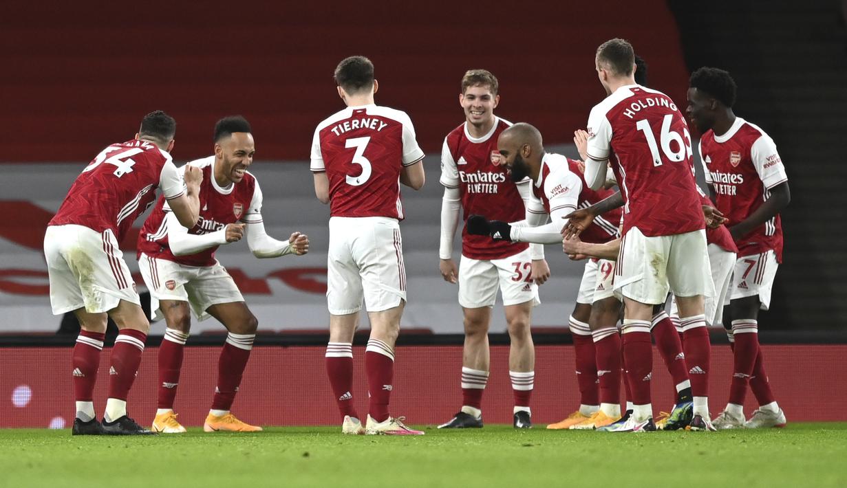 Penyerang Arsenal, Pierre-Emerick Aubameyang (kedua kanan) berselebrasi dengan rekan-rekannya usai mencetak gol ke gawang Newcastle United pada pertandingan Liga Inggris di Stadion Emirates di London, Selasa (19/1/2021). Aubameyang mencetak dua gol di pertandingan ini. (Shaun Botterill/Pool via AP)