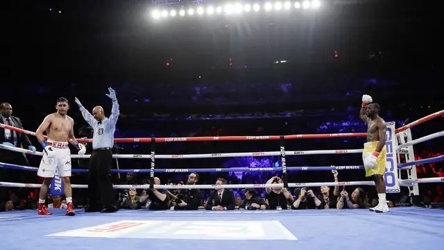 Amir Khan Menyerah, Terence Crawford Menang TKO