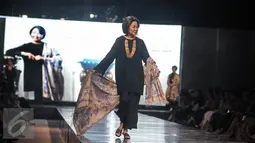 Rima Melati menggunakan batik rancangan Alleira Batik dalam acara Alleira Annual Fashion Show 2016 di Jakarta, Kamis (6/10). Alleira Batik menyuguhkan penampilan memukau yang dikemas dalam 42 koleksi. (Liputan6.com/Faizal Fanani)
