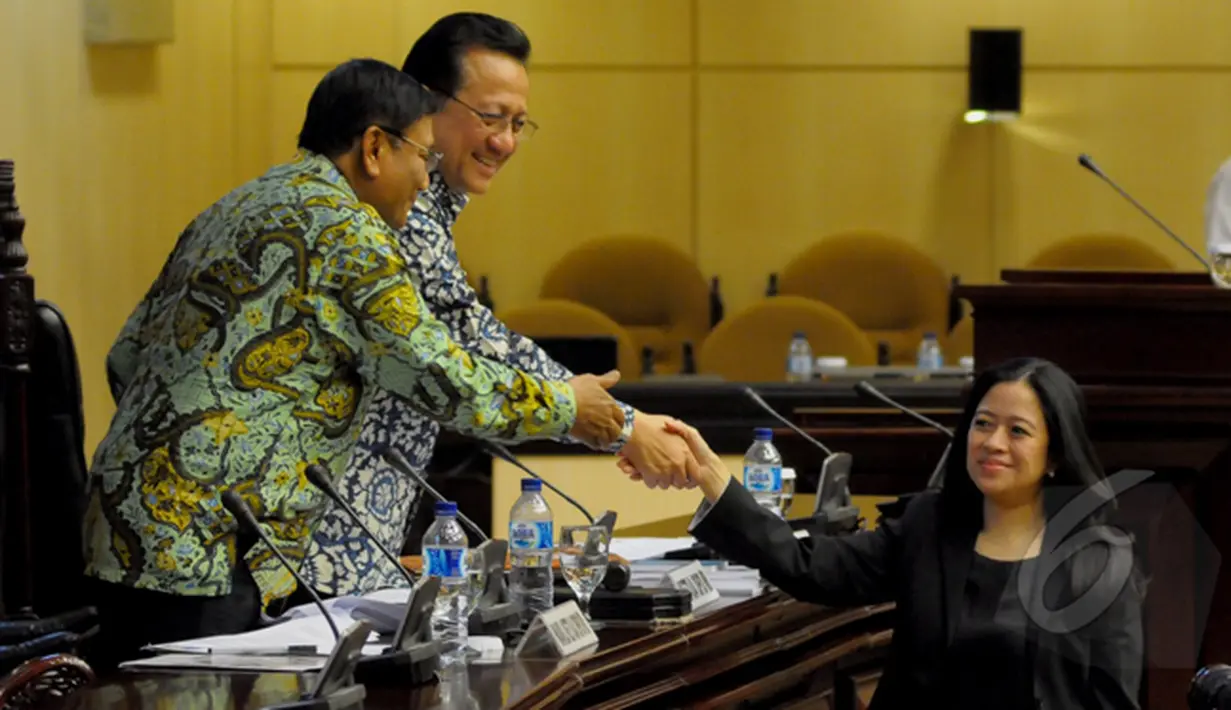 Menko Bidang Pembangunan Manusia Puan Maharani bersalaman dengan Ketua DPD RI Irman Gusman usai menjelaskan kebijakan penaikan harga BBM, Senayan, Jakarta, Rabu (18/02/2015). (Liputan6.com/Andrian M Tunay)