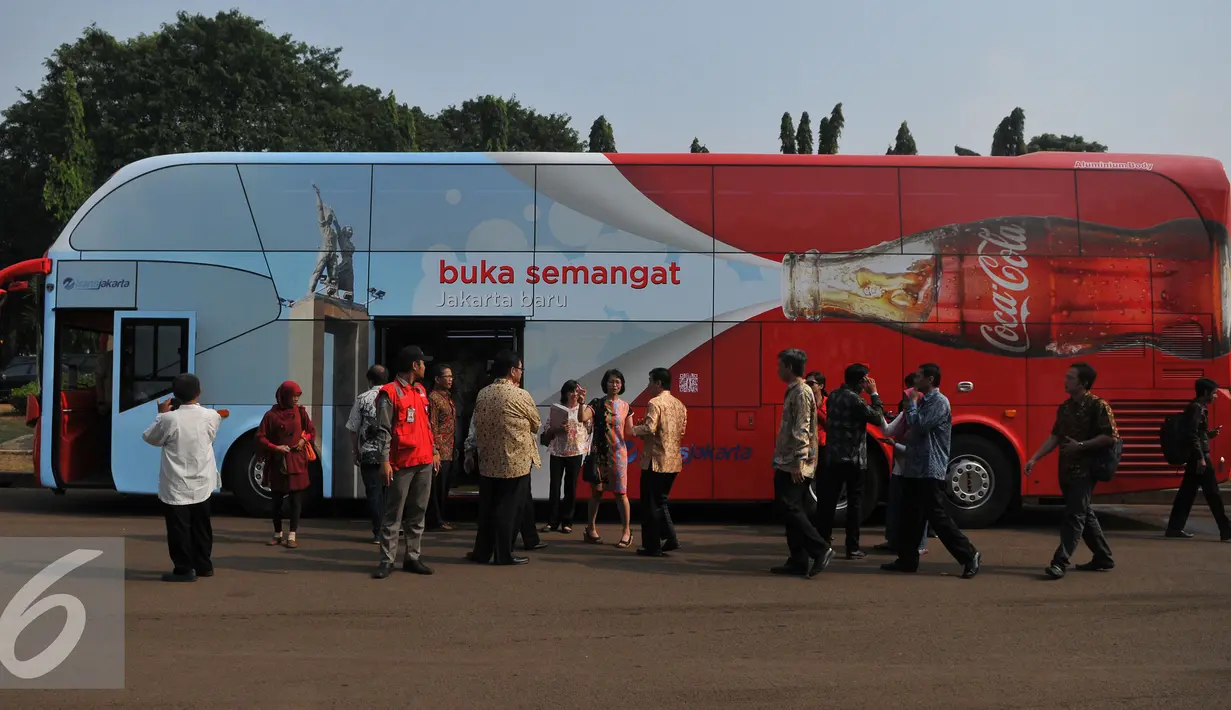 Pemerintah Provinsi DKI Jakarta mendapatkan kado di Hari Ulang Tahun Ke-488 Kota Jakarta, Senin (22/6/2015). Kado tersebut berupa sumbangan satu bus tingkat dari PT Coca-Cola Indonesia. (Liputan6.com/Herman Zakharia)