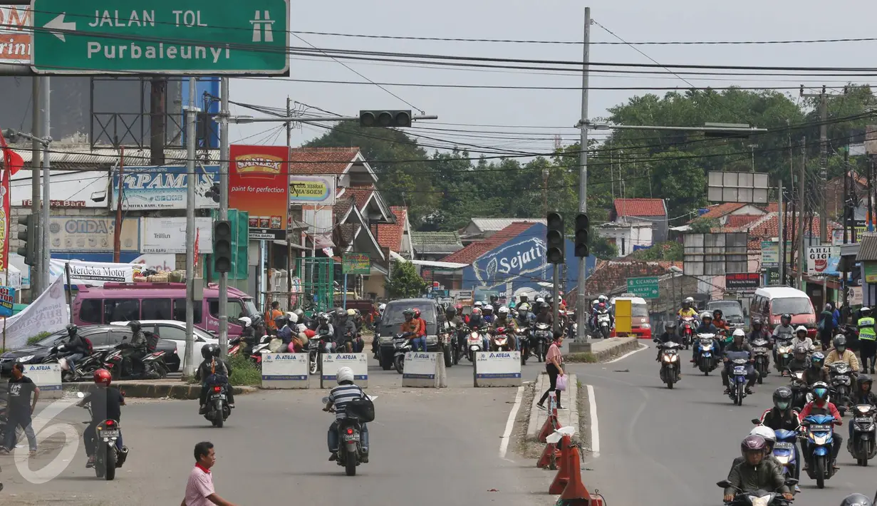 Arus lalu lintas di pertigaan Jatinangor, Sumedang, Jawa Barat, Sabtu (2/7). Mengatasi kepadatan kendaraan pemudik, petugas melakukan sistem pengalihan arus dengan menutup jalur dari arah Sumedang menuju Bandung Kota (Liputan6.com/Immanuel Antonius)
