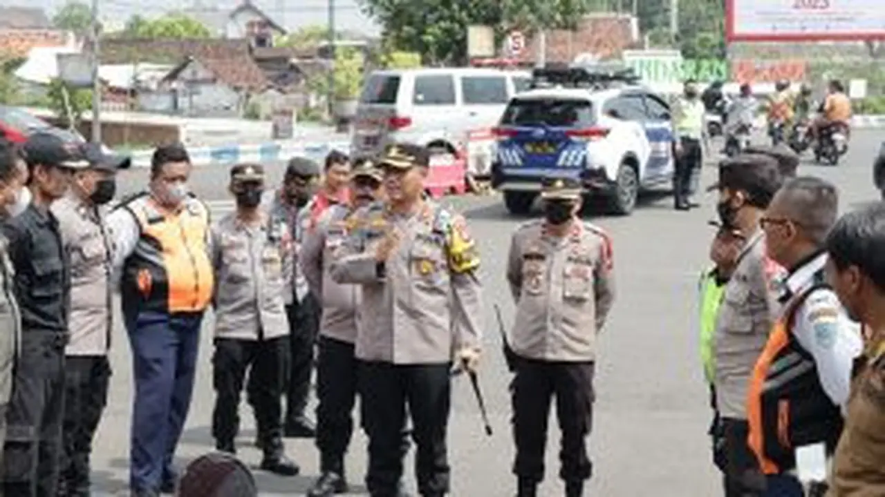 Kapolres Proboinggo Kota AKBP Wadi Sa’bani  memberikan arahan dalam patroli skala besar di Kota Probolinggo (Istimewa)