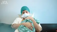 Penuh haru, Atta sambut bahagia kelahiran anak pertamanya. (Sumber: YouTube/AH)