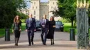 (kiri ke kanan) Kate Middleton dan Pangeran William bersama Pangeran Harry dan Meghan Markle berjalan menemui masyarakat di Kastil Windsor, Windsor, Inggris, 10 September 2022. William dan Kate serta Harry dan Meghan muncul bersama di Kastil Windsor untuk menyambut warga yang datang di hari kedua masa berkabung meninggalnya Ratu Elizabeth II. (Chris Jackson/Pool Photo via AP)
