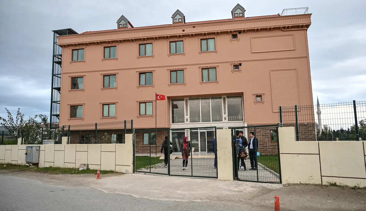 Suasana di depan gedung sekolah di distrik Silivri, Istanbul, Istanbul (29/12/2019). Di sebuah sekolah di pinggiran Istanbul, anak-anak Uighur mengikuti kelas sebelum dan sesudah sekolah reguler mereka. Melalui sekolah ini, mereka diajarkan menjaga budaya dan bahasa Uighur. (AFP/Ozan Kose)
