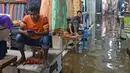 Para pemilik toko menunggu pelanggan di pusat perbelanjaan yang terendam air di Dhaka (21/7/2020). Korban tewas akibat hujan lebat di Asia Selatan meningkat menjadi hampir 200, ketika Bangladesh dan Nepal memperingatkan bahwa naiknya air akan membawa banjir lebih lanjut. (AFP/Munir Uz zaman)