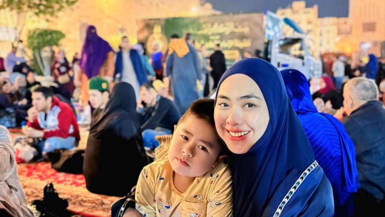 Potret Keluarga Oki Setiana Dewi, Menyambut Malam ke-27 Ramadan di Masjid Al-Azhar Kairo