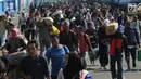 Ratusan penumpang turun dari KM Dharma Ferry VII yang mereka tumpangi tiba di Dermaga Gapura Surya Nusantara, Pelabuhan Tanjung Perak, Surabaya, Jawa Timur, Kamis (30/5/2019). (merdeka.com/Dwi Narwoko)