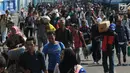 Ratusan penumpang turun dari KM Dharma Ferry VII yang mereka tumpangi tiba di Dermaga Gapura Surya Nusantara, Pelabuhan Tanjung Perak, Surabaya, Jawa Timur, Kamis (30/5/2019). (merdeka.com/Dwi Narwoko)