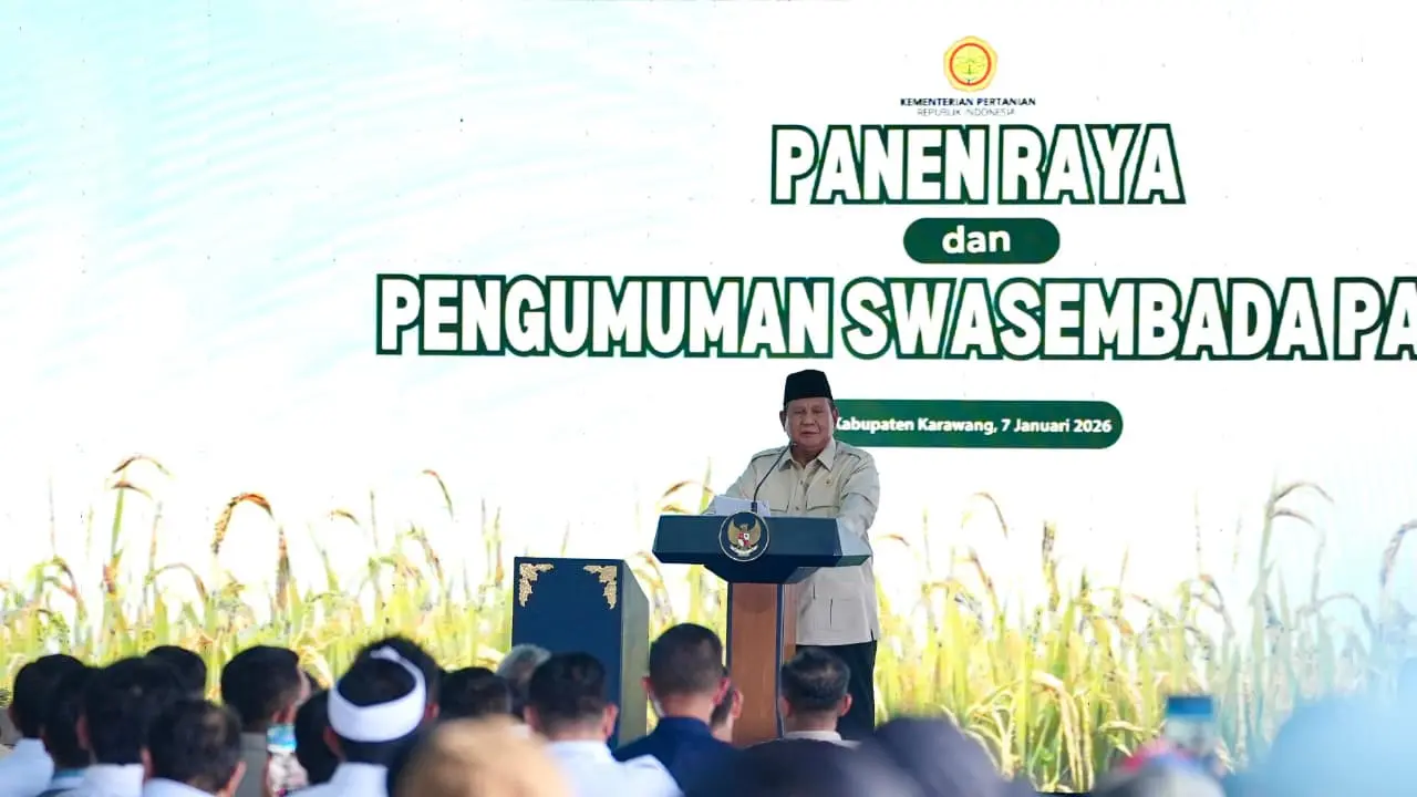Presiden Prabowo Subianto di acara panen raya dan pengumuman swasembada pangan di Karawang