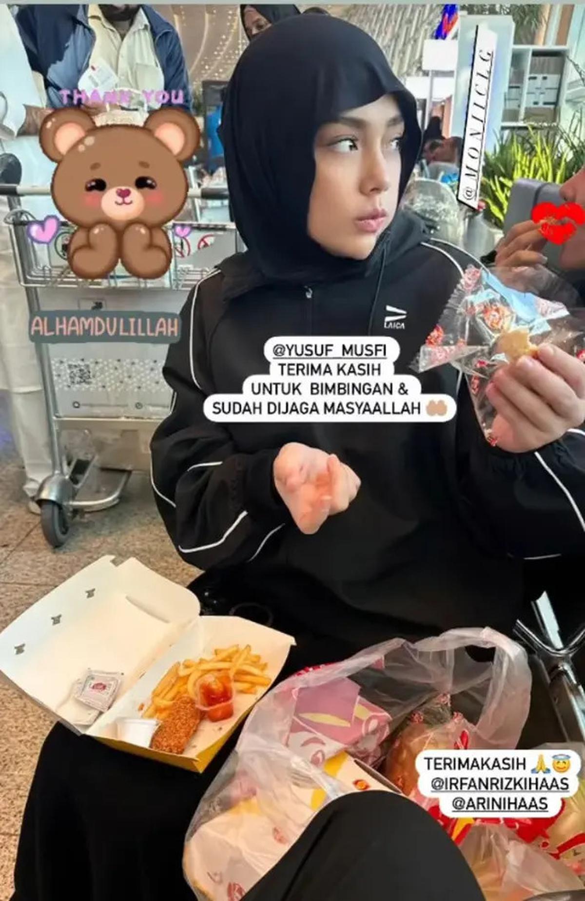 Tampilan Serba Hitam Celine Evangelista saat Umrah Setelah Mualaf, Kenakan Gamis hingga Hijab Meleyot