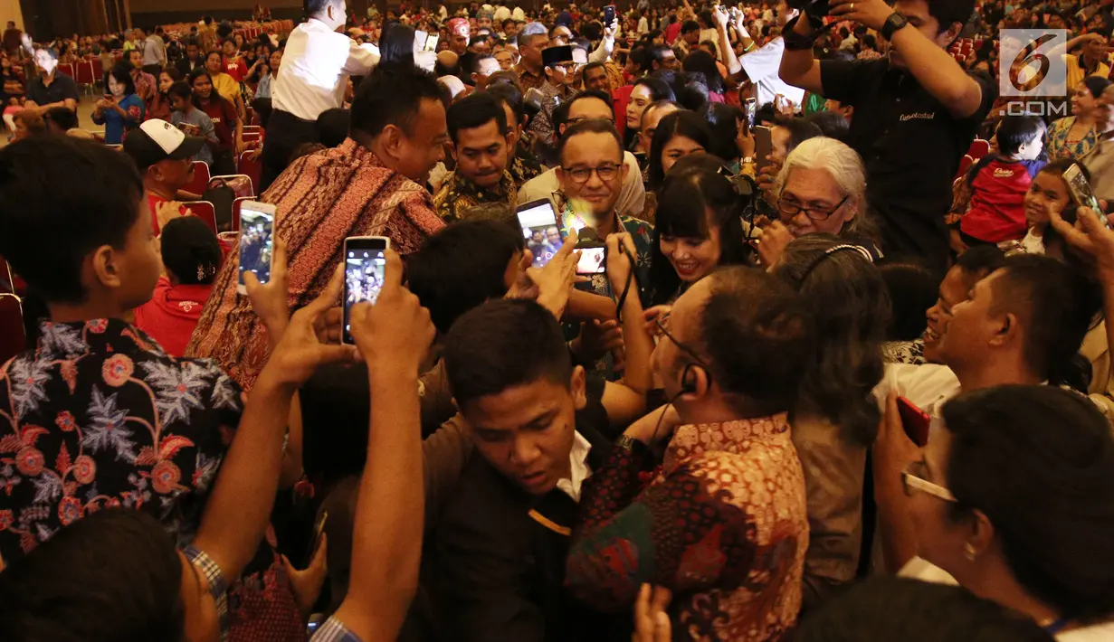 Gubernur DKI Jakarta, Anies Baswedan ketika tiba pada acara perayaan Natal bersama Pemprov dan masyarakat Kristen dan Katholik DKI Jakarta di  Kemayoran, Jakarta, Sabtu (13/1). (Liputan6.com/Herman Zakharia)