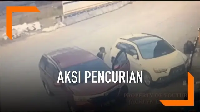 Aksi pencurian dengan modus memecahkan kaca mobil terekam CCTV. Pelaku menggunakan busi untuk memecahkan kaca dan mengambil beberapa barang di dalam mobil. Insiden terjadi di rest area tol Jakarta-Cikampek KM 39, Kota Bekasi.