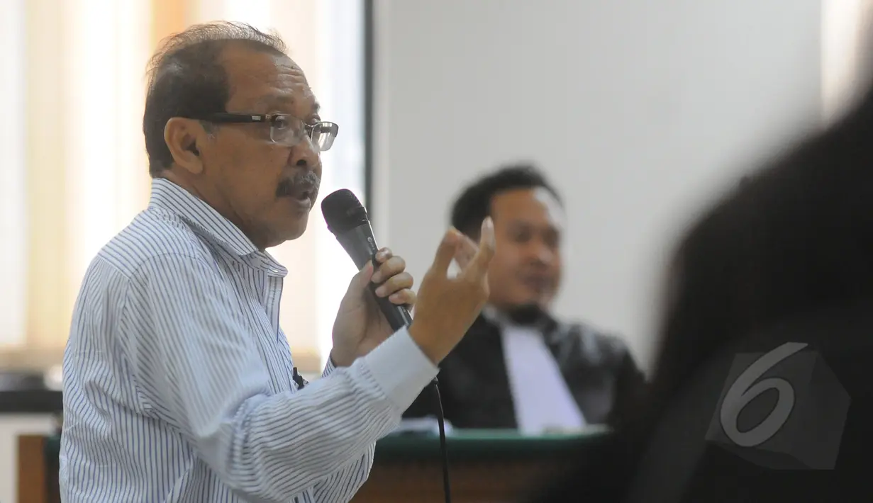 Terdakwa kasus suap Bupati Bangkalan Fuad Amin, Direktur PT Media Karya Sentosa Antonio Bambang Djatmiko menjalani sidang dengan agenda pemeriksaan terdakwa di pengadilan Tipikor Jakarta, Senin (30/3). (Liputan6.com/Herman Zakharia)