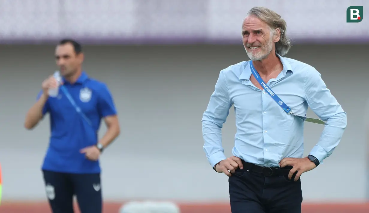 <p>Pelatih Dewa United, Jan Olde Riekerink saat melawan PSIS Semarang pada laga pekan ke-8 BRI Liga 1 2023/2024 di Stadion Indomilk Arena, Tangerang, Senin (14/8/2023). Dewa United kalah telak 1-4 dari PSIS Semarang. (Bola.com/M Iqbal Ichsan)</p>