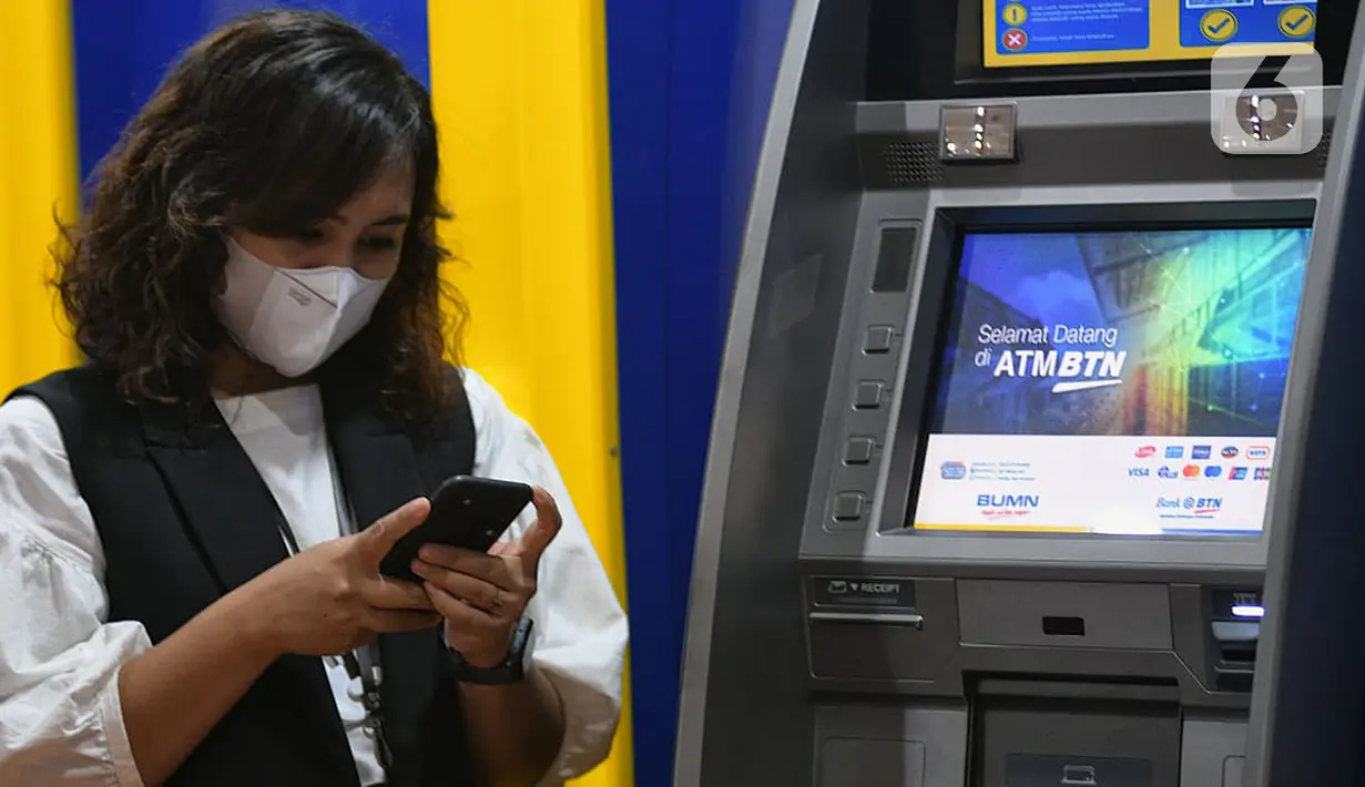 Nasabah mengakses layanan mobile banking Bank BTN di Jakarta, Senin (19/7/2021). Bank BTN menambah fitur Cardless Withdrawal yang bisa melakukan transaksi tarik tunai tanpa kartu di ATM, serta QRIS dengan memindai QR Code melalui aplikasi mobile banking BTN. (Liputan6.com)