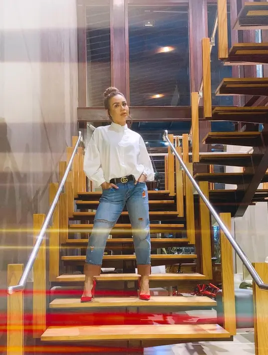 "Jujur bosan banget karena lumayan lama. Rasanya up and down banget.  Aku cuman bisa mengisi waktuku  bersama Tuhan saja. Banyak berdoa aja saat isolasi. Paling hiburannya nonton film dan televisi,” ungkap Melaney. (Instagram/melaney_ricardo)