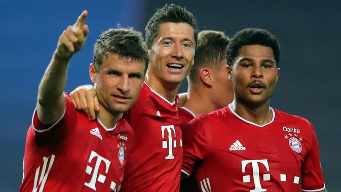 Pemain Bayern Munchen merayakan gol yang dicetak Serge Gnabry ke gawang Olympique Lyon pada semifinal Liga Champions 2019/2020 di Estadio Jose Alvalade, Kamis (20/8/2020) dini hari WIB. Bayern Munchen menang 3-0 atas Lyon. (AFP/Miguel A. Lopes/pool)