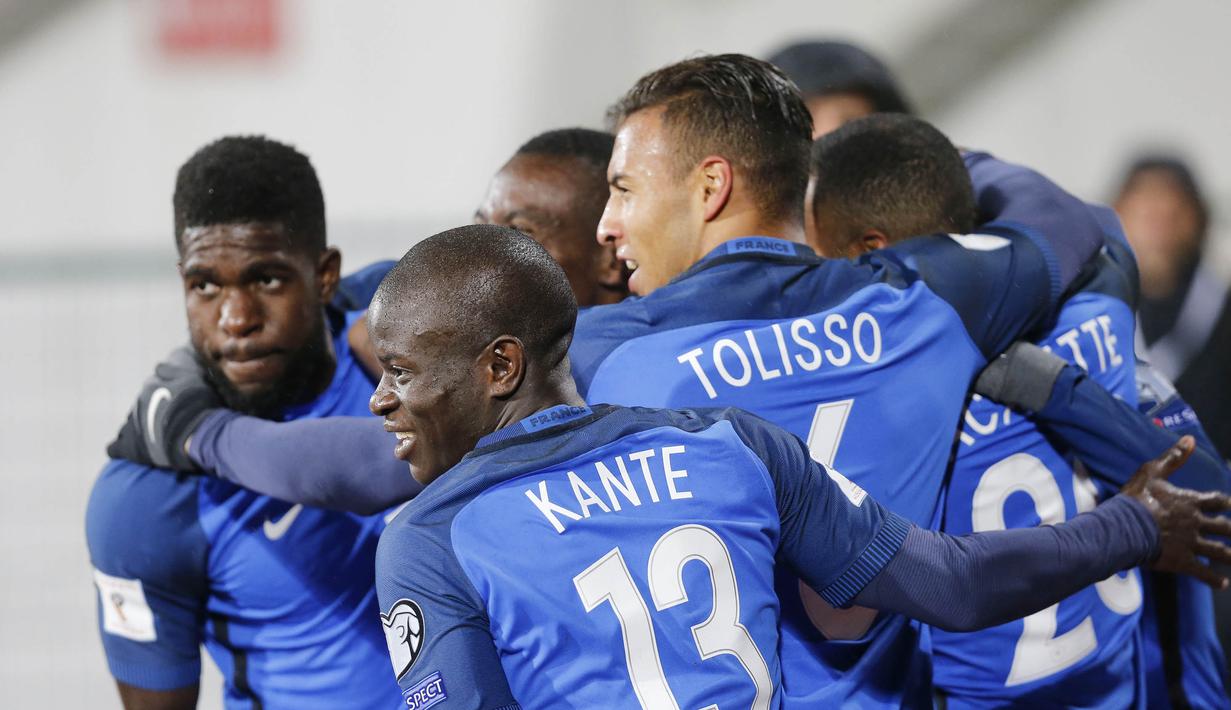 Para pemain Prancis merayakan gol yang dicetak oleh Blaise Matuidi ke gawang Bulgaria pada laga kualifikasi Piala Dunia 2018 di Stadion Vassil Levski, Sabtu (7/10/2017). Prancis menang 1-0 atas Bulgaria. (AP/Stringer)