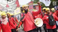 Massa aksi yang tergabung dari elemen mahasiswa, buruh, dan pelajar berorasi dalam aksi unjuk rasa di depan Gedung DPR RI, Jakarta, Senin (30/9/2019). Aksi unjuk rasa tersebut menyikapi penolakan terhadap UU KPK dan sejumlah RUU yang dinilai bermasalah. (Liputan6.com/Immanuel Antonius)